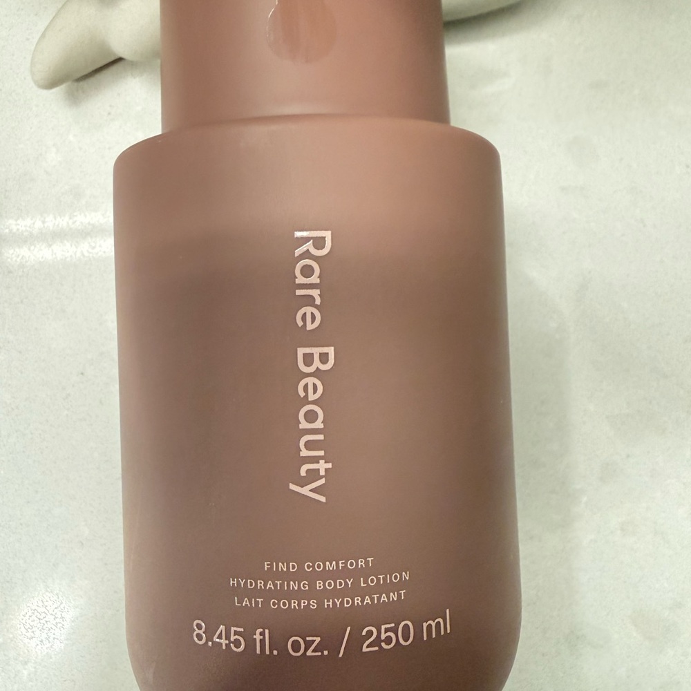 Rare Beauty Find Comfort Hydrating Body Lotion – 8.45 oz / 250 ml